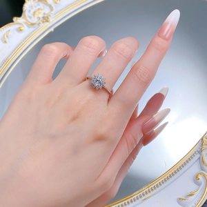 Gros plan d'une bague tournesol en argent S925 avec cristal rond sur une main