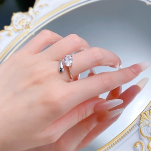 Detailed close-up of S925 sterling silver oval-shaped ring with teardrop metal accent
