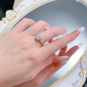 Vue détaillée de la bague tournesol en argent S925 avec diamant rond sur miroir vintage