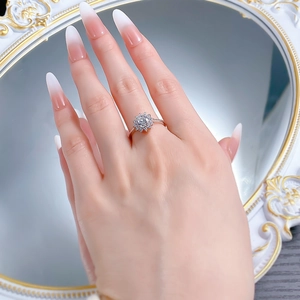 Détail d'une bague en argent S925 avec motif floral et cristaux blancs de forme ronde