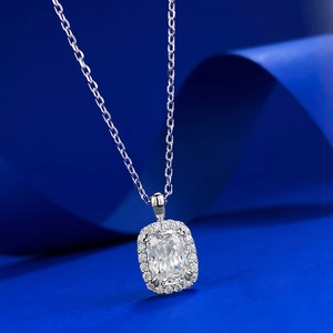 Pendentif halo 2 carats taille coussin en argent sterling S925 sur soie bleue élégante