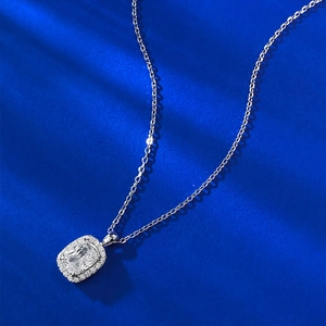 Collier en argent S925 avec diamant taille coussin et pendentif halo sur fond bleu