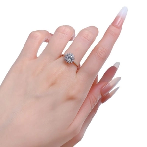 Bague tournesol élégante en argent S925 avec zircon de 6mm sur la main d'une femme
