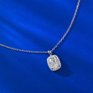 Collier en argent avec pendentif diamant de 2 carats taille coussin et sertissage halo