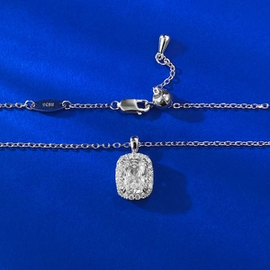 Détail du collier en argent S925 avec pendentif taille coussin et fermoir mousqueton