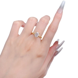 Classic S925 silver gold-plated ring with rectangular ice flower cut zircon on finger