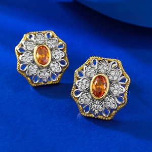 Boho-Ohrringe in Gold mit ovalen orangefarbenen Steinen und weißen Kristalldetails