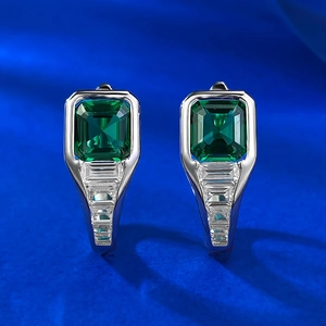 Boucles d'Oreilles Huggie en Argent Sterling 925 avec Strass Vert Émeraude Taille Asscher Bijoux Géométriques Incrustés pour Femme Mariage Banquet