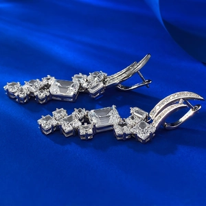 Vue détaillée du poinçon S925 sur boucles d'oreilles de luxe en zircon rectangulaire