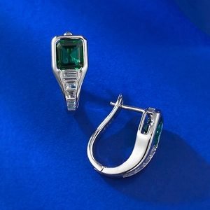 Détail de boucles d'oreilles en argent S925 avec zircon vert taille émeraude et pierres