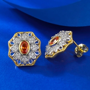Nahaufnahme der Boho-Ohrstecker aus Silber mit orangefarbenem Edelstein und Blumendetail