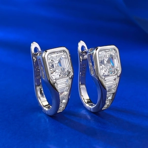 Boucles d'oreilles en argent S925 avec pierre taille émeraude sur fond de soie bleue
