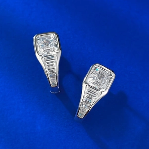 Vue détaillée des boucles d'oreilles en argent S925 avec zircon vert taille Asscher