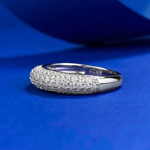Dettaglio del marchio S925 argento e dell'incastonatura pavé di zirconi sulla fascia