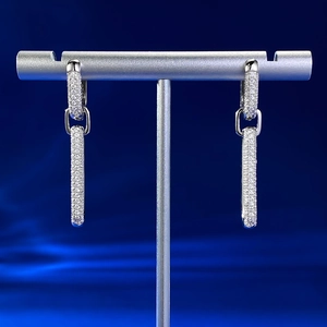 Détail de boucles d'oreilles trombone en argent S925 serties de zircons sur support en T