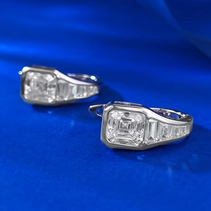 Vue macro de boucles d'oreilles en argent avec oxydes de zirconium taille Asscher sur soie