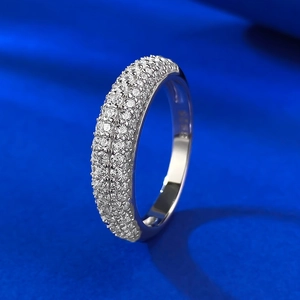 Anello scintillante in argento S925 con tre file di pietre di zircone cubico tondo
