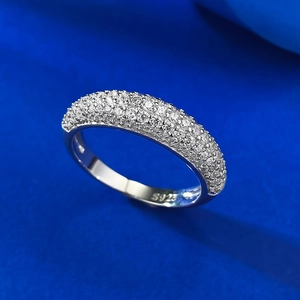 Anello scintillante in argento sterling S925 con zirconi pavé su sfondo blu scuro
