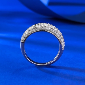Anello a fascia in argento S925 con file multiple di zirconi bianchi a pavé lucidi