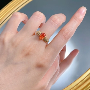 Anello in oro testurizzato con una brillante pietra preziosa arancione ovale elegante