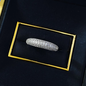 Macro di anello in argento S925 con zirconi incastonati su astuccio in velluto nero