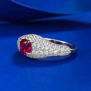 Vue latérale macro d'une bague en argent S925 avec pierre rouge sang de pigeon et pavé de diamants