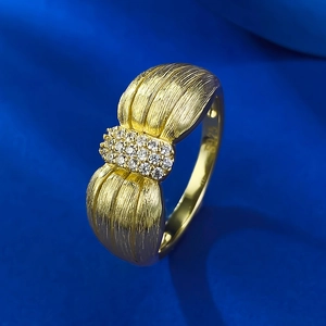 Bague nœud en argent S925 plaqué or avec texture brossée et zircons brillants