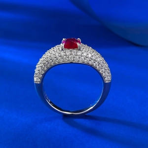 Bague élégante en argent 925 avec pierre rouge sang de pigeon 5x5mm et oxydes sertis