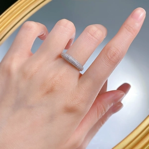 Primo piano di un anello eternity in argento S925 con zirconi indossato da modella