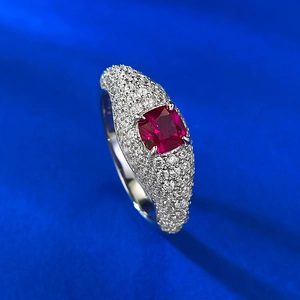 Bague raffinée en argent S925 avec pierre rouge sang de pigeon 5x5mm et pavé serti