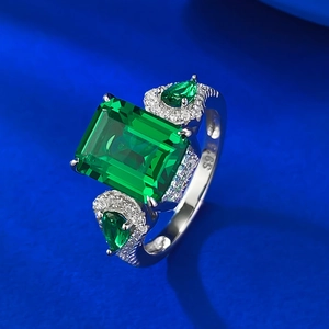 Bague en argent S925 avec une grande émeraude rectangulaire et accents en goutte
