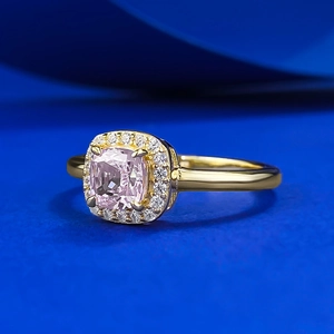 Bague élégante en argent S925 doré avec un diamant de carbone rose de 5x5mm en coupe coussin