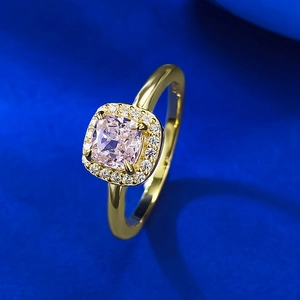 Bague en argent S925 doré avec diamant rose de coupe carrée et sertissage halo