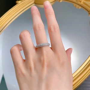 Vista macro di anello in argento S925 con zirconi bianchi micro-pavé sul dito