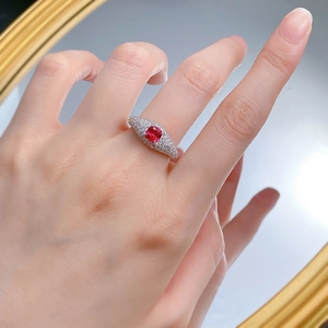 Détail macro d'une bague en argent S925 avec pierre rouge sang de pigeon 5x5mm et pavage