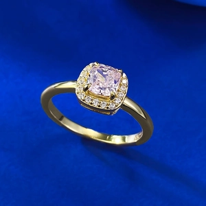 Détail d'une bague diamant rose taille coussin avec poinçon S925 sur anneau doré
