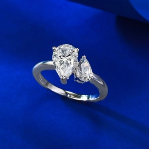 Macro d'une bague en argent 925 avec deux diamants blancs taille poire sur du velours