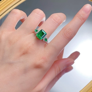Bague en argent S925 avec émeraude rectangulaire, pierres poires et pavé de diamants