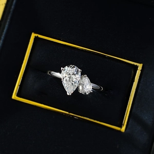 Bague Toi et Moi en argent 925 avec deux diamants blancs taille poire sur écrin noir