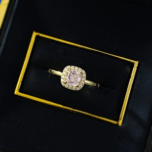 Bague élégante en argent S925 plaqué or avec pierre rose taille coussin et halo de diamants