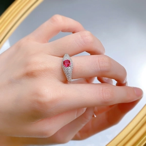 Gros plan d'une bague en argent S925 avec rubis carré 5x5mm et pavé de diamants au doigt