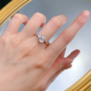 Gros plan d'une bague Toi et Moi en argent 925 avec deux pierres en poire sur la main