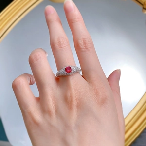 Bague en argent S925 avec pierre précieuse rouge carrée et diamants pavés en détail