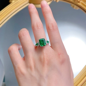 Détail de bague en argent S925 avec émeraude rectangulaire 8x10mm et cristaux pavés