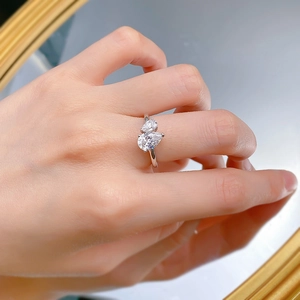 Bague Toi et Moi en argent 925 avec deux pierres taille poire portée à la main