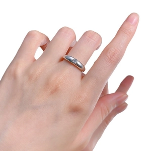 Minimalist 925 sterling silver ring with a round brilliant cut diamond on a model's hand