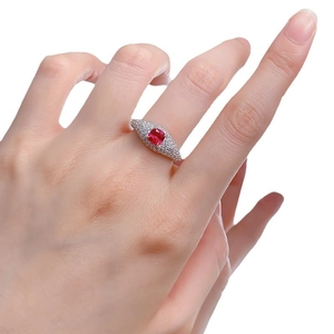 Bague élégante en argent S925 avec rubis taille coussin et pavé de diamants au doigt