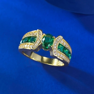 Detailed close-up of S925 gilded silver ring featuring an oval emerald green nano gemstone