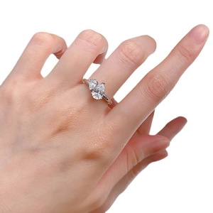 Bague élégante en argent 925 avec deux pierres blanches taille poire portée à la main