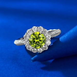 Bague de luxe avec diamant carbone vert pomme coupe ronde et sertissage halo floral